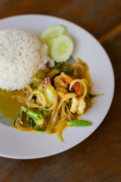 Udang Basil Thai Pedas Yang Disajikan Dengan Nasi Melati Restoran — Stok Foto