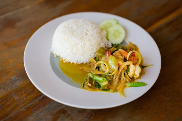 新鲜准备的亚洲辣泰国罗勒虾与茉莉米在当地餐厅在岛上 传统的泰国菜 由新鲜的配料制成 — 图库照片