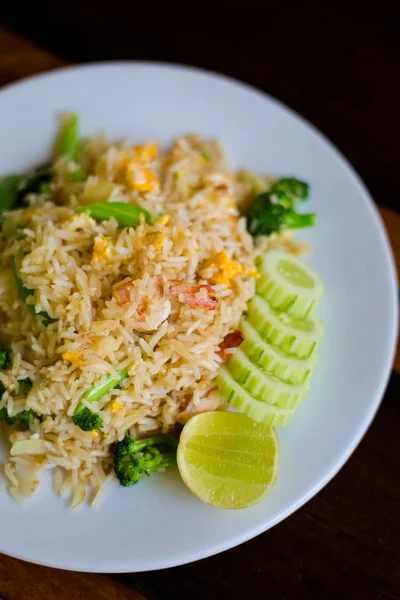 Fresco Preparado Asiático Picante Mariscos Verduras Arroz Frito Servido Con —  Fotos de Stock