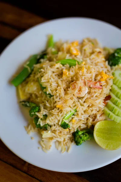 Frisch Zubereitete Asiatische Würzige Meeresfrüchte Und Gemüse Gebratener Reis Serviert — Stockfoto