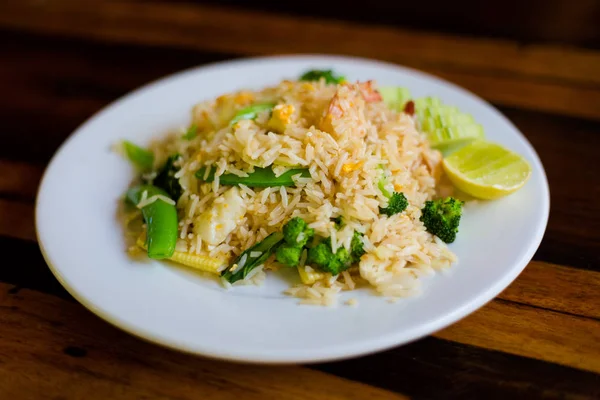 Frisch Zubereitete Asiatische Würzige Meeresfrüchte Und Gemüse Gebratener Reis Serviert — Stockfoto