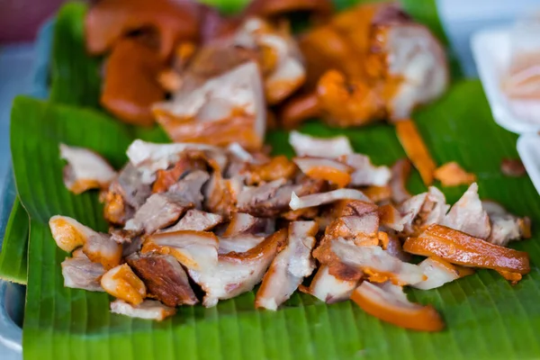 新鮮なアジアのスパイシーな豚のベーコンは クラビの町のローカル市場でバーベキューをかみます 新鮮な食材を使った伝統的なタイ料理 — ストック写真