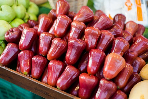 Frutas Frescas Maçã Doce Mercado Local Cidade Krabi Tradicional Tailandês — Fotografia de Stock