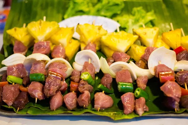 クラビの町で地元の市場に新鮮なアジアのスパイシーな豚肉肉や野菜の串焼きバーベキュー新鮮な食材を使った伝統的なタイ料理 — ストック写真