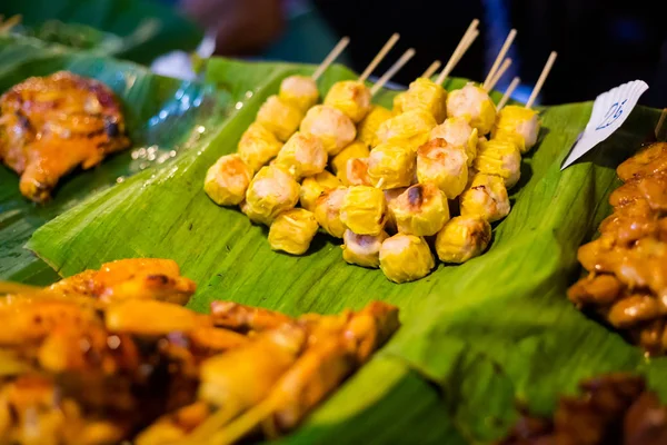 点心餃子の新鮮な準備ができてアジア蒸し選択のクラビの町にローカル市場の棒します 新鮮な食材を使った伝統的なタイ料理 — ストック写真