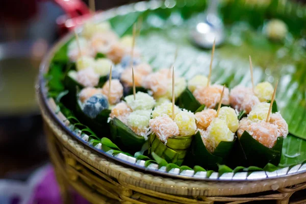 Färska Asiatiska Gelé Kokosbollar Banana Leaf Skålar Traditionell Thailändsk Mat — Stockfoto