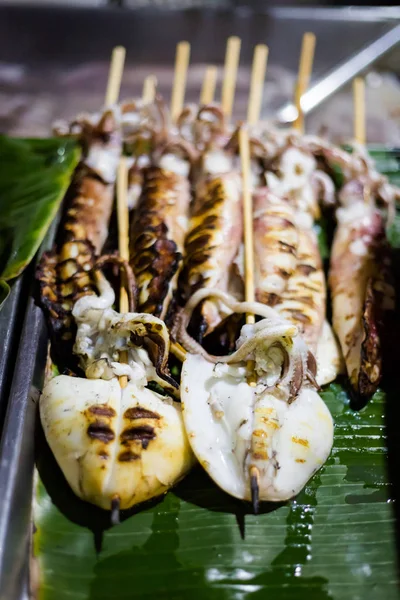 新鮮な準備金スパイシーなイカのバーベキュー クラビにローカル市場の串 新鮮な食材を使った伝統的なタイ料理 — ストック写真