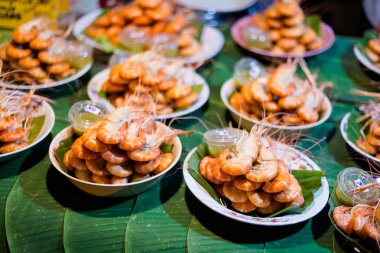Krabi piyasada Asya baharatlı buğulanmış karides taze hazırlanmış. Taze malzemelerle yapılan geleneksel Tayland mutfağı.