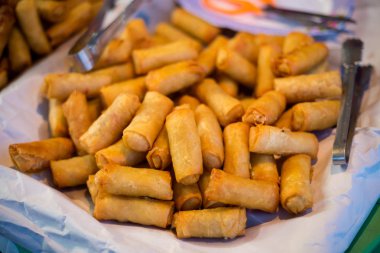 Taze et ve sebze ile Asyalı çıtır böreği hazırlanmış. Taze malzemelerle yapılan geleneksel Tayland mutfağı.