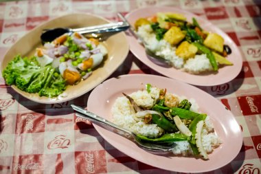 Krabi Town yerel restoranda Yasemin pirinç ve yumurta salatası ile servis Asya baharatlı yiyecek mix taze hazırlanmış. Taze malzemelerle yapılan geleneksel Tayland mutfağı.