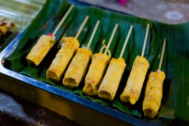 Taze Asya kızarmış yumurta omlet rulo sopa zekâ crabstick Krabi yerel piyasada hazırlanmış. Taze malzemelerle yapılan geleneksel Tayland mutfağı.