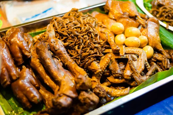 クラビの町にローカル市場の混合肉の部分の新鮮なアジアのスパイシーな選択 新鮮な食材を使った伝統的なタイ料理 — ストック写真