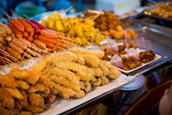 新鮮なアジアのスパイシーなシャキッとした鶏は クラビのローカル市場で刺されを取り除きます 新鮮な食材を使った伝統的なタイ料理 — ストック写真