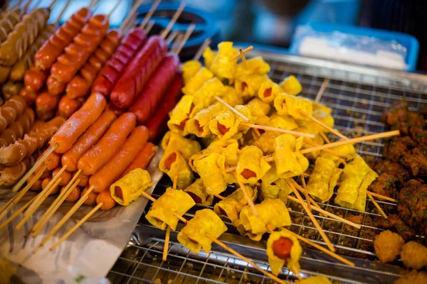 クラビのローカル市場で新鮮なアジアのスパイシーなクリスピー チキン ソーセージをかみます 新鮮な食材を使った伝統的なタイ料理 — ストック写真