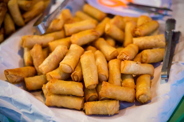 Taze et ve sebze ile Asyalı çıtır böreği hazırlanmış. Taze malzemelerle yapılan geleneksel Tayland mutfağı.