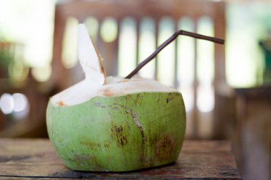 Taze yeşil Asya genç Hindistan cevizi iç Koh Kradan Adası yerel restoranda. Geleneksel Tay sağlıklı içecek.