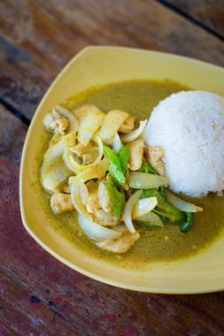 Taze hazırlanmış Asya baharatlı yeşil köri chocken stirfry yerel Restoran Koh Kradan adada pirinç Yasemin ile devam eder. Taze malzemelerle yapılan geleneksel Tayland mutfağı.