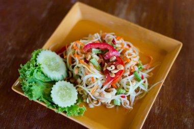 Taze papaya salatası Koh Lanta Island yerel restoranda Asya baharatlı Som Tam hazırlanmış. Taze malzemelerle yapılan geleneksel Tayland mutfağı.