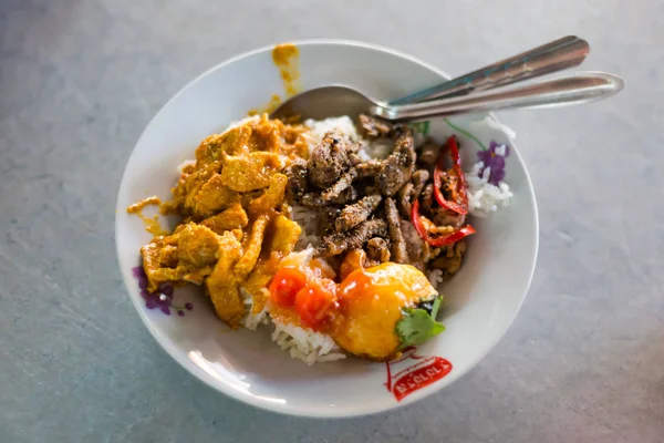 Frisch Zubereitete Asiatische Würzige Speisenmischung Serviert Mit Jasminreis Und Eiersalat — Stockfoto