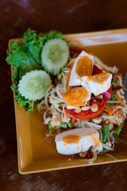 Taze hazırlanmış Asya baharatlı Som Tam papaya salatası yerel Restoran Koh Lanta Island tuzlu yumurta ile devam eder. Taze malzemelerle yapılan geleneksel Tayland mutfağı.