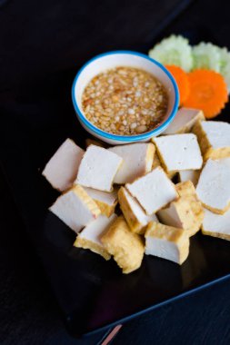 Taze yerel Restoran Koh Lanta Island demirhindi satay soslu hizmet Asya baharatlı kızarmış tofu küpleri hazırlanmış. Taze malzemelerle yapılan geleneksel Tayland mutfağı.