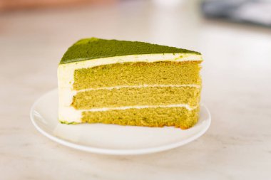 Cameron Highlands yerel restoran servis Malezya yeşil çay tiramisu pasta taze hazırlanmış. Geleneksel Asya mutfağı taze malzemelerle yapılmış.