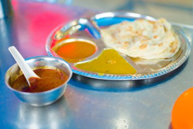 Cameron Highlands yerel restoran servis seti kahvaltı taze hazırlanmış Malezya roti gözleme ve dhal. Geleneksel Asya mutfağı taze malzemelerle yapılmış.