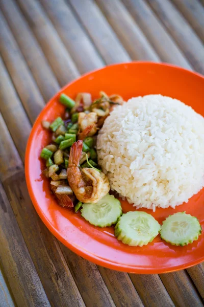 Goresan Daun Basil Udang Berbumbu Asia Yang Disajikan Dengan Nasi — Stok Foto