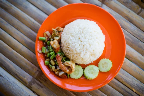 新鲜准备的亚洲辣虾罗勒叶 Strifry 在兰达岛的当地餐厅配有茉莉花米 传统的泰国菜 由新鲜的配料制成 — 图库照片