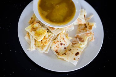 Tioman Adası yerel restoran servis seti kahvaltı taze hazırlanmış Malezya roti telur gözleme ve dhal. Geleneksel Asya mutfağı taze malzemelerle yapılmış.