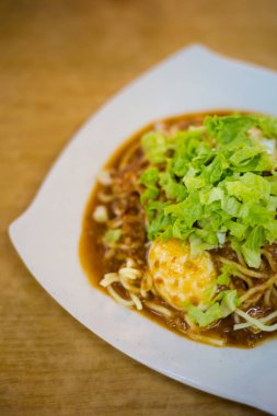 Taze hazırlanmış Malezya bana Rojak kızarmış noodle sebzeli Kuala Kangsar yerel restoranda. Geleneksel Asya mutfağı taze malzemelerle yapılmış.