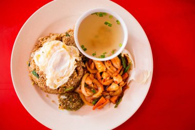 Pirinç, yumurta ve Kuala Kangsar yerel restoranda açık çorba suyu ile servis Malezya kızarmış tavuk kümesi taze hazırlanmış. Geleneksel Asya mutfağı taze malzemelerle yapılmış.