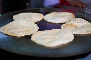 Kuala Lumpur yerel restoranda Hint Pan pişirme taze Malezya roti gözleme ekmek. Geleneksel Asya mutfağı taze malzemelerle yapılmış.
