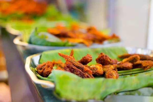 マレーシアのローカル インド料理の新鮮な準備ができて選択はクアラルンプールのレストランでバナナの葉で提供しています 新鮮な食材を使った伝統的なアジア料理 — ストック写真