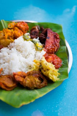 Malezya yerel vejetaryen Hint yemekleri taze hazırlanan seçim muz yaprak Kuala Lumpur restoranda servis. Geleneksel Asya mutfağı taze malzemelerle yapılmış.