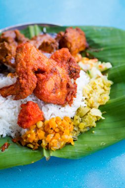 Malezya yerel Hint yemekleri taze hazırlanan seçim muz yaprak Kuala Lumpur restoranda servis. Geleneksel Asya mutfağı taze malzemelerle yapılmış.