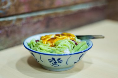 Malezya buz tatlı cendol kremsi durian meyve Malacca yerel restoranda taze hazırlanmış. Geleneksel Asya mutfağı taze malzemelerle yapılmış.