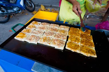 Taze hazırlanmış Malezya krep ile kıyılmış et Pangkor Adası yerel pazardaki Murtabak devam eder. Geleneksel Asya mutfağı taze malzemelerle yapılmış.