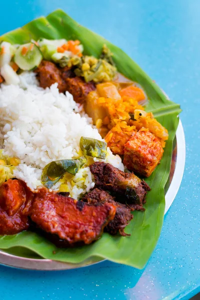 マレーシア ローカル ベジタリアン インド料理の新鮮な準備ができて選択はクアラルンプールのレストランでバナナの葉で提供しています 新鮮な食材を使った伝統的なアジア料理 — ストック写真