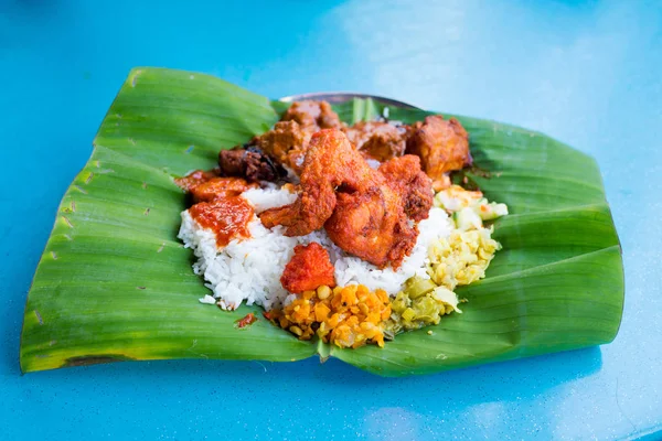 マレーシアのローカル インド料理の新鮮な準備ができて選択はクアラルンプールのレストランでバナナの葉で提供しています 新鮮な食材を使った伝統的なアジア料理 — ストック写真
