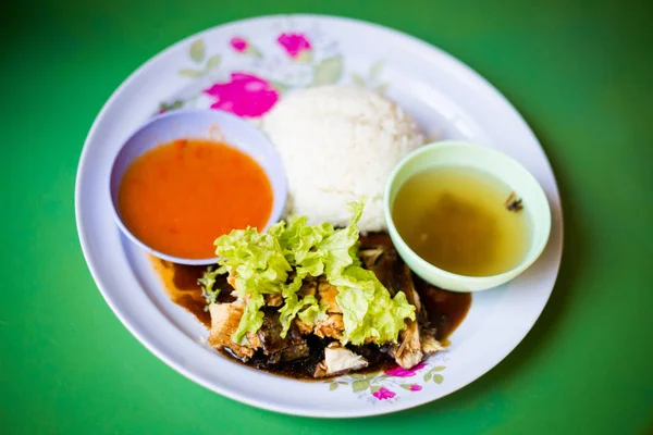 Ayam Malaysia Segar Disajikan Dengan Nasi Dan Saus Cabai Manis — Stok Foto