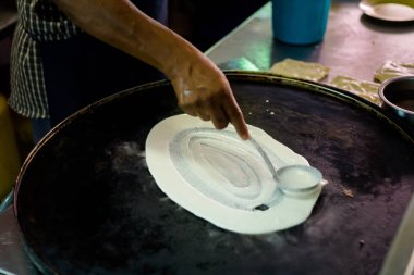 Pangkor Adası yerel restoranda Hint Pan pişirme taze Malezya roti gözleme ekmek. Geleneksel Asya mutfağı taze malzemelerle yapılmış.