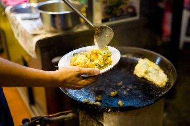 Malezya istiridye yumurta omlet Penang Adası yerel restoranda sunulan taze hazırlanmış. Geleneksel Asya mutfağı taze malzemelerle yapılmış.