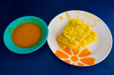 Penang Adası yerel restoran servis seti kahvaltı taze hazırlanmış Malezya roti jala gözleme ve dhal. Geleneksel Asya mutfağı taze malzemelerle yapılmış.