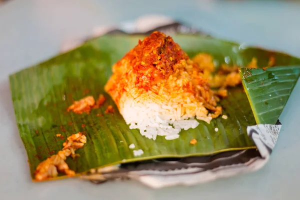 Färska Malaysiska Nasi Lemak Ris Frukost Inlindad Bananblad Tidning Serveras — Stockfoto