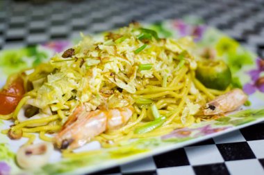 Taze bana karışık deniz ürünleri şehriye Tioman Adası yerel restoran servis Goreng Singapur Malezya hazırlanmış. Geleneksel Asya mutfağı taze malzemelerle yapılmış.