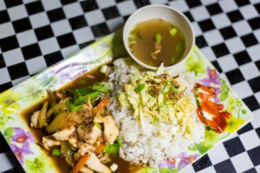 Taze hazırlanmış Malezya Nasi Goreng Paprik kızarmış tavuk Tioman Adası yerel restoran servis karıştırın. Geleneksel Asya mutfağı taze malzemelerle yapılmış.