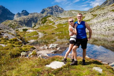 Active inbeautiful Velka Studena Dolina - Slovakça yüksek Tatra Dağları çift. Güzel yaz panorama - Hrebeniok üzerinden Stary Smokovec yolundan Zbojnicka Chata için