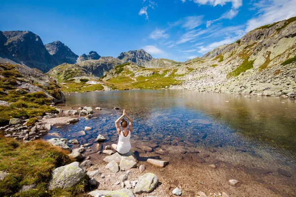 Touristen Die Yoga Inwunderschönen Velka Studena Dolina Slowakischen Hohen Tatra — Stockfoto