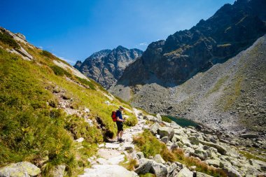 Turist inbeautiful Velka Studena Dolina - Slovakça yüksek Tatra Dağları. Güzel yaz panorama - Hrebeniok üzerinden Stary Smokovec yolundan Zbojnicka Chata için
